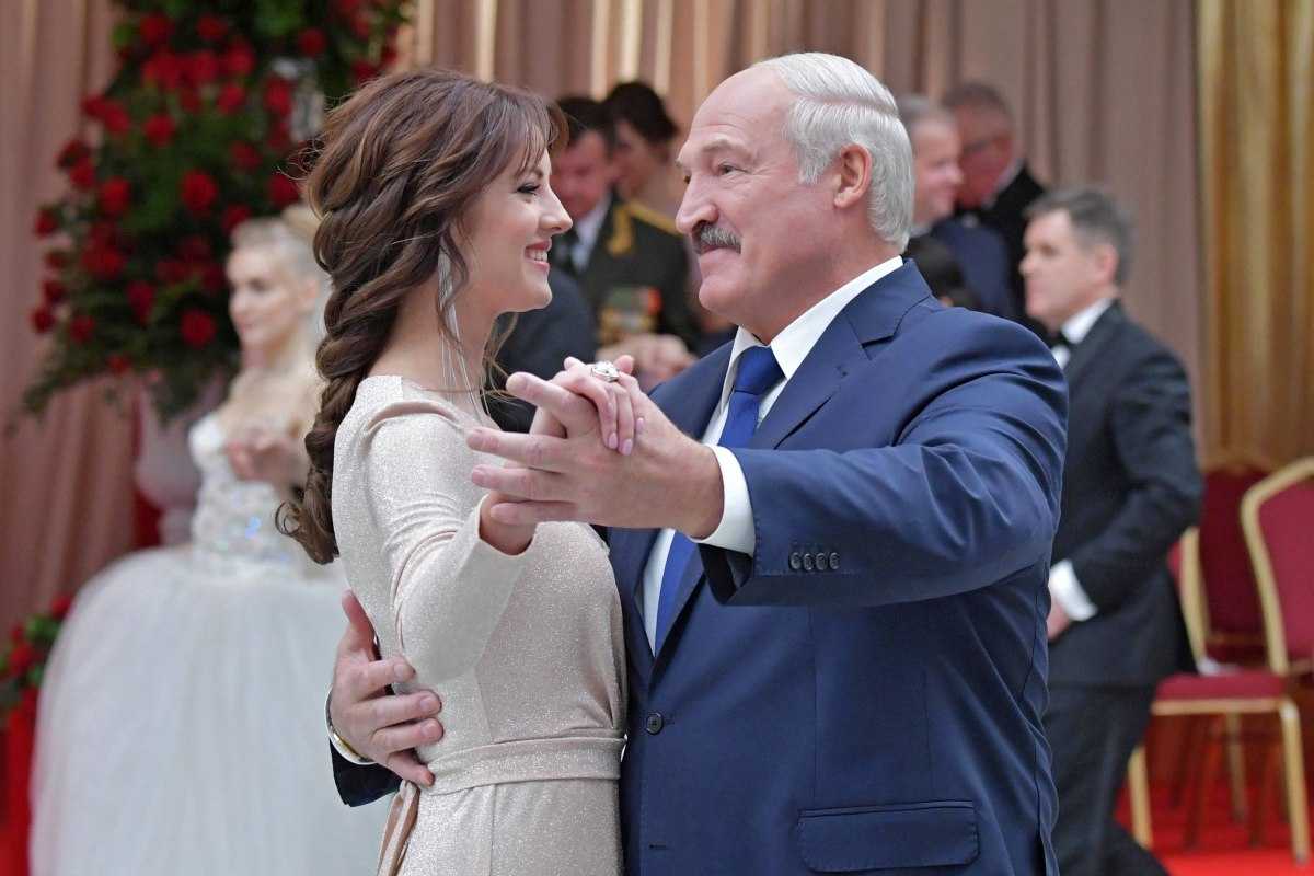 Сколько лет лукашенко старшему. Сколько лет лукашенко старшему. Лукашенко в красном галстуке. Сколько лет лукашенко старшему. Старший сын лукашенко.