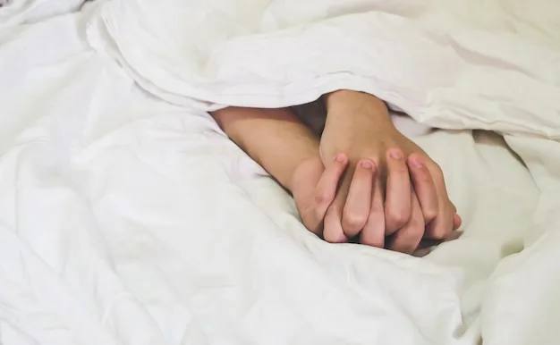 рука женщины, лежащая на животе в постели