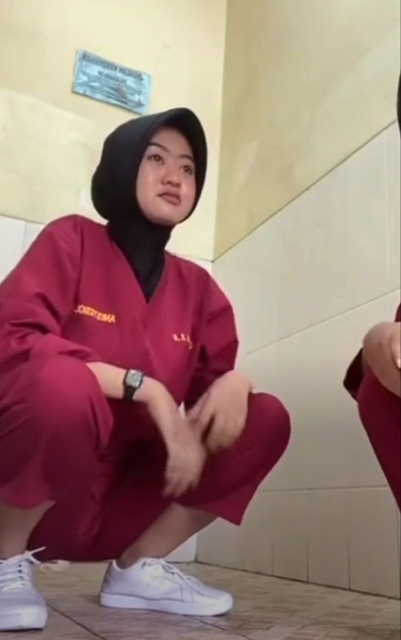 Ngintip cewek pipis. Ngintip cewek pipis